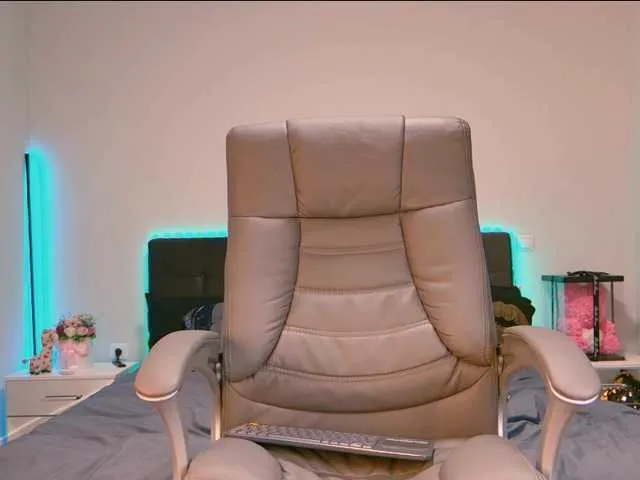 Live sex webcam photo for NinaRosee #277218956