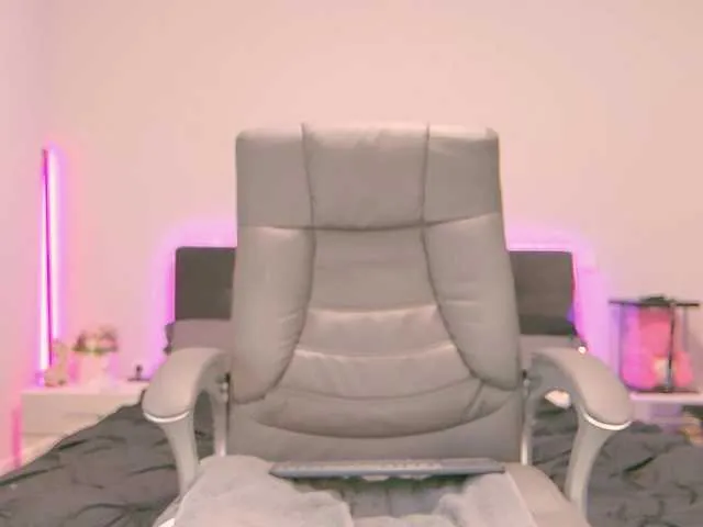 Live sex webcam photo for NinaRosee #277273194