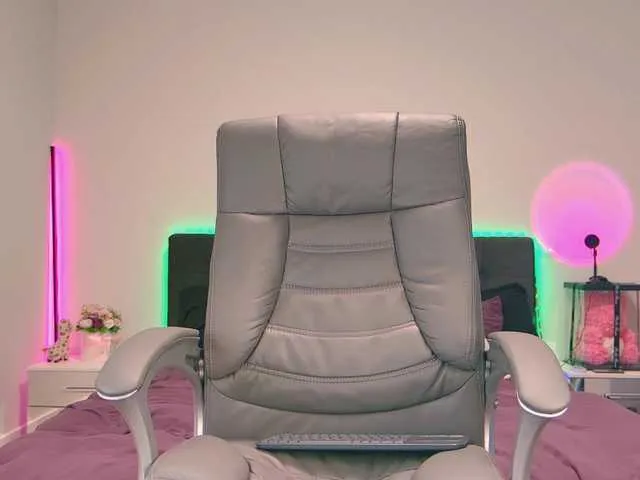 Live sex webcam photo for NinaRosee #277354023