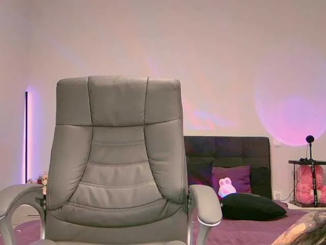 Live sex webcam photo for NinaRosee #277526092