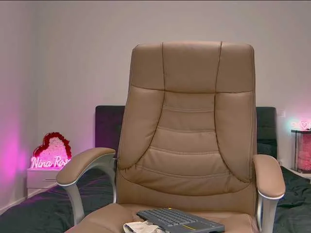 Live sex webcam photo for NinaRosee #290639643