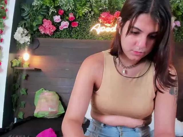 Live sex webcam photo for NinayKylie #276273475