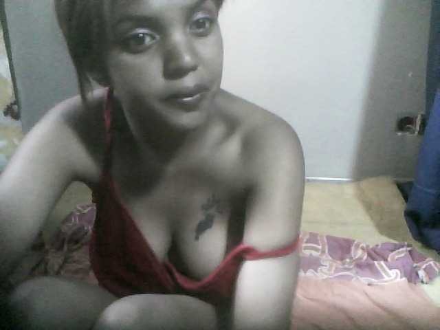 Live sex webcam photo for Noemie28 #276759223