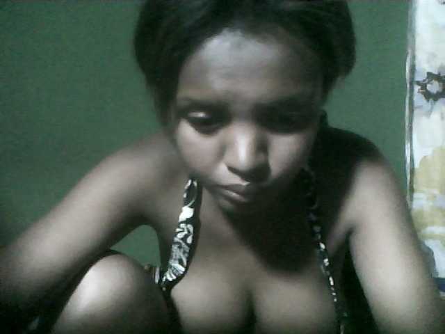 Live sex webcam photo for Noemie28 #276783488