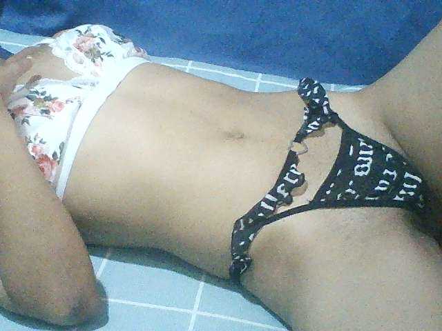 Live sex webcam photo for Noemie28 #277229352