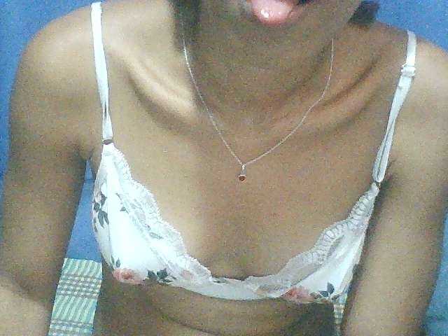 Live sex webcam photo for Noemie28 #277454559