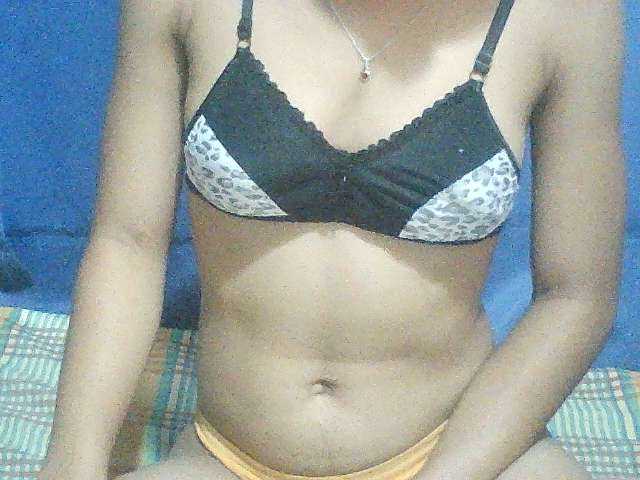 Live sex webcam photo for Noemie28 #277587932