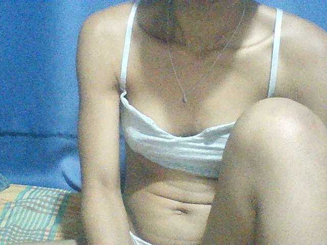 Live sex webcam photo for Noemie28 #277603173