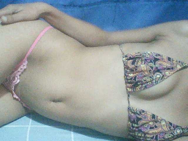 Live sex webcam photo for Noemie28 #277743290