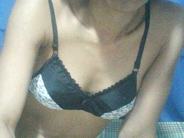 Live sex webcam photo for Noemie28 #277913459