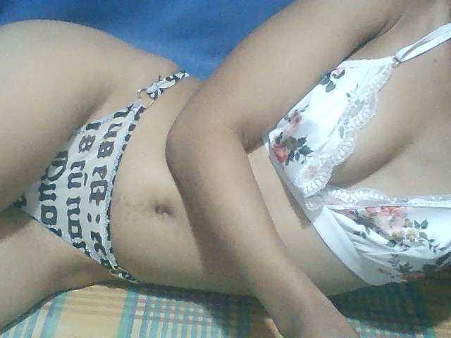 Live sex webcam photo for Noemie28 #277971346