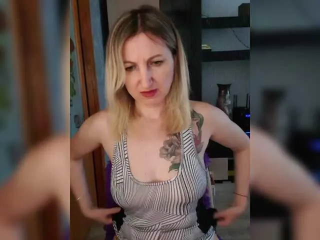 Live sex webcam photo for Nushka1939 #291352308