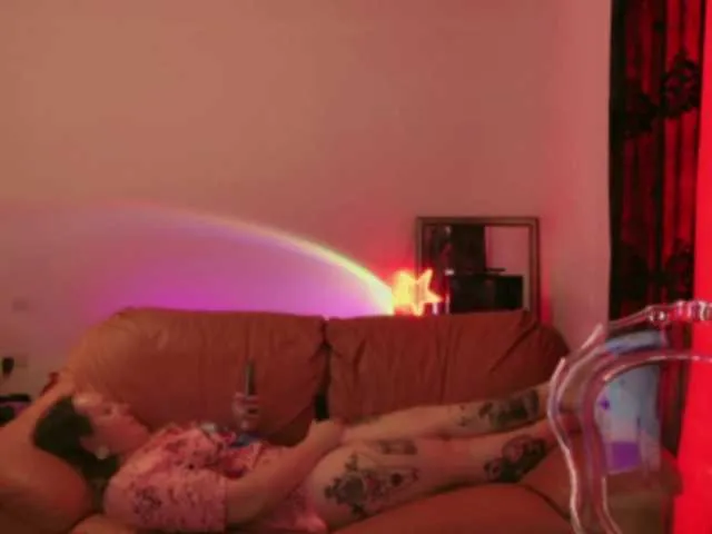 Live sex webcam photo for NylonQueen #291179052
