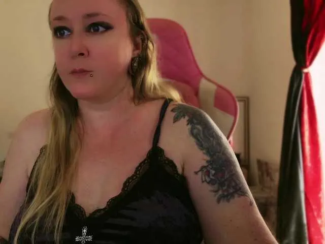Live sex webcam photo for NylonQueen #291300031