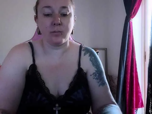 Live sex webcam photo for NylonQueen #291587112