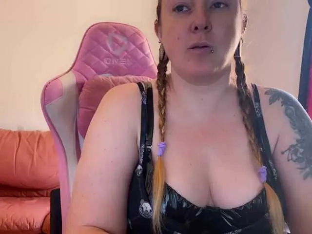 Live sex webcam photo for NylonQueen #291609278