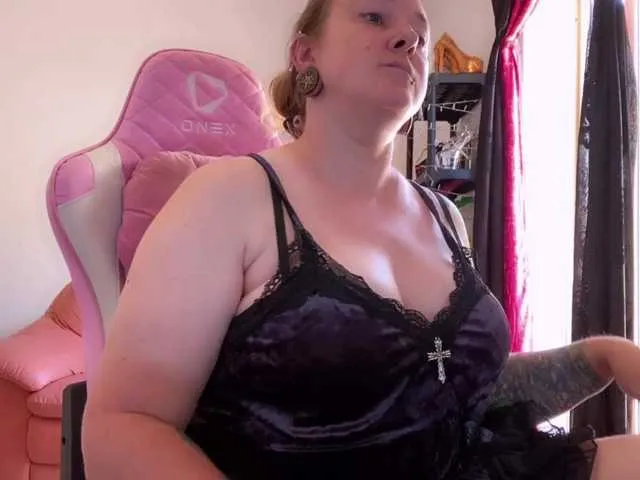 Live sex webcam photo for NylonQueen #291777675