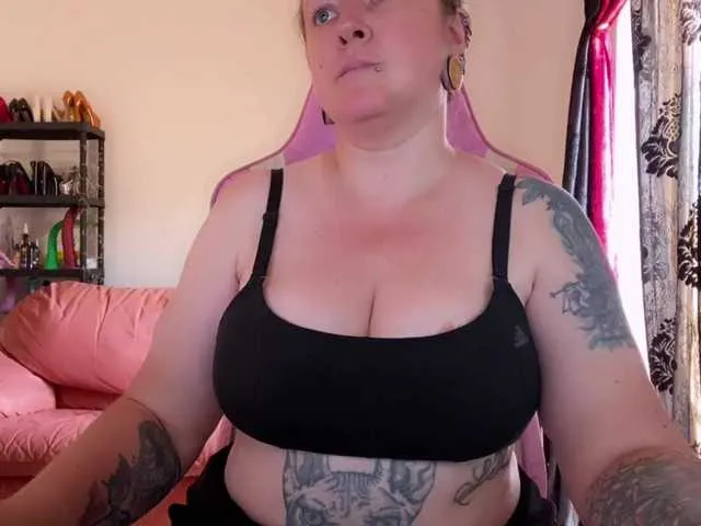 Live sex webcam photo for NylonQueen #291924818
