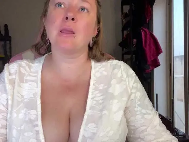 Live sex webcam photo for NylonQueen #293993781