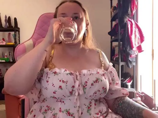 Live sex webcam photo for NylonQueen #294002679