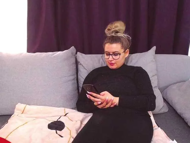 Live sex webcam photo for O-Queen #271761256