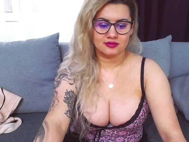 Live sex webcam photo for O-Queen #271827882