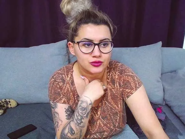 Live sex webcam photo for O-Queen #272189830