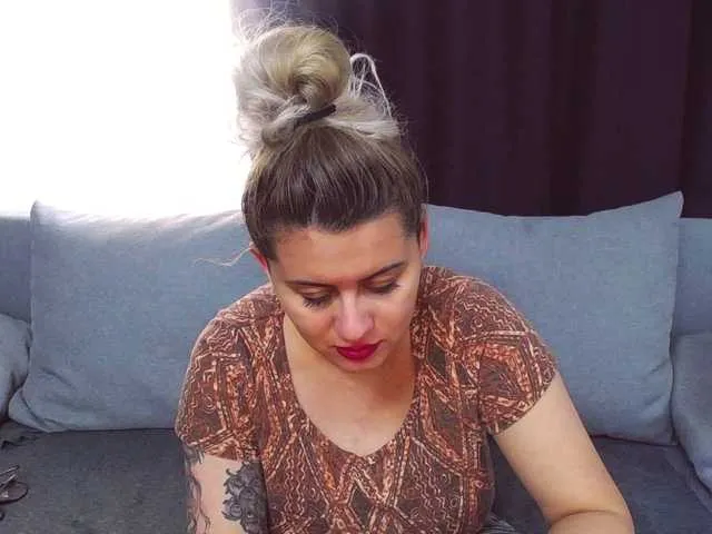 Live sex webcam photo for O-Queen #272239840