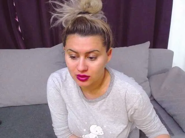 Live sex webcam photo for O-Queen #272294800