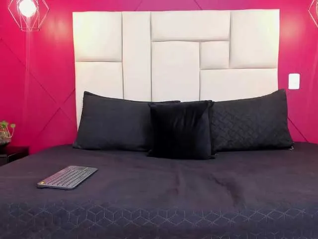 Live sex webcam photo for OdeCamila #275476418