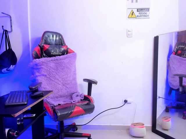 Live sex webcam photo for OilMen22 #291778583