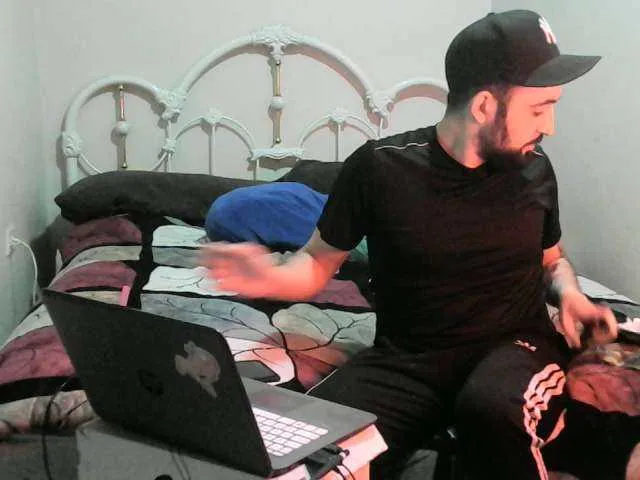 Live sex webcam photo for Oliver-mxl420 #277421218