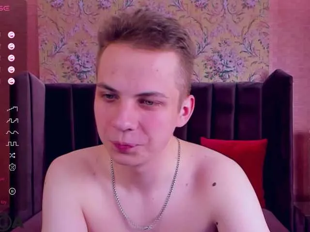 Live sex webcam photo for OliverCute #277175720