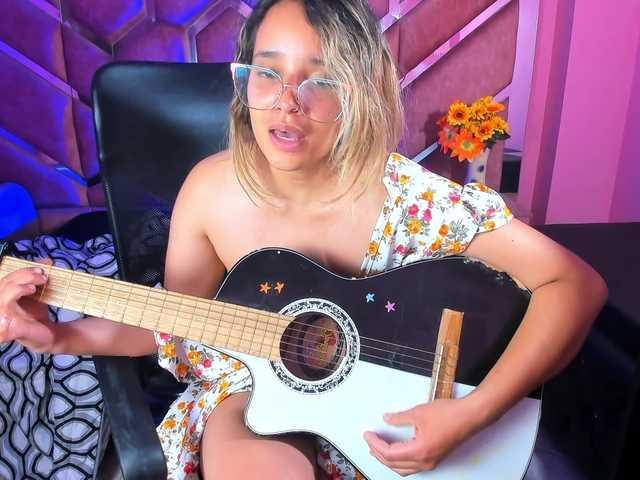 Live sex webcam photo for OliviaFox #290695681