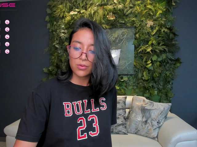 Live sex webcam photo for OliviaMartin1 #275426611