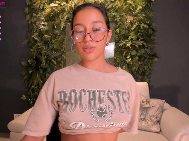 Live sex webcam photo for OliviaMartin1 #275469835