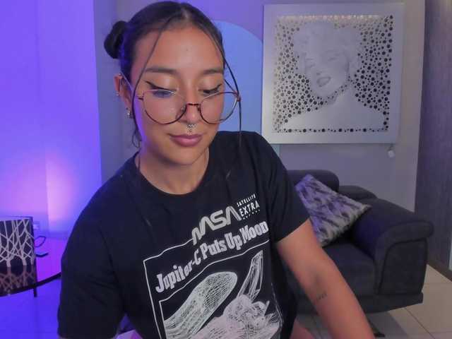 Live sex webcam photo for OliviaMartin1 #275665841