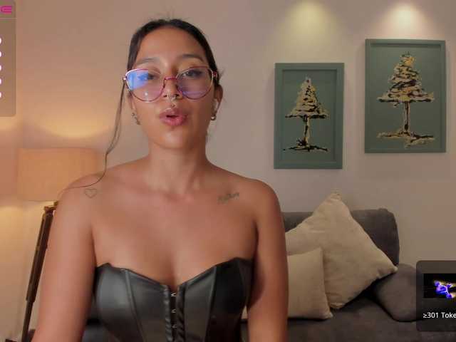 Live sex webcam photo for OliviaMartin1 #275772986