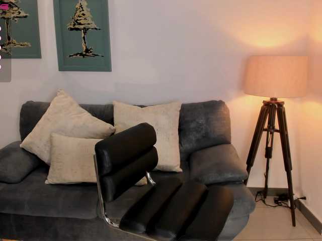 Live sex webcam photo for OliviaMartin1 #275794965