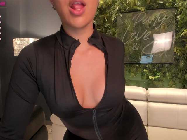 Live sex webcam photo for OliviaMartin1 #276034446