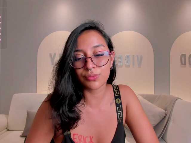 Live sex webcam photo for OliviaMartin1 #276084205