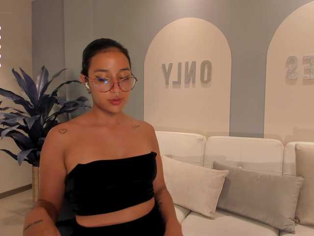 Live sex webcam photo for OliviaMartin1 #276380380