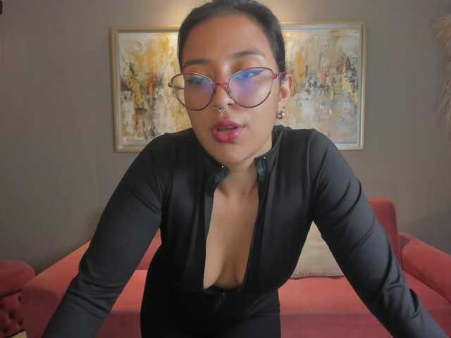 Live sex webcam photo for OliviaMartin1 #276571488