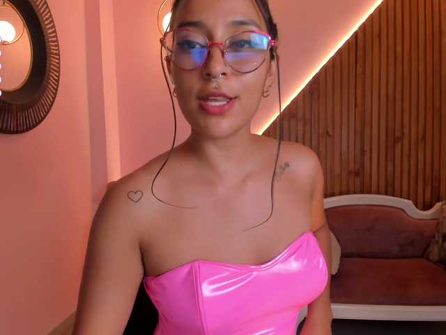 Live sex webcam photo for OliviaMartin1 #276750204