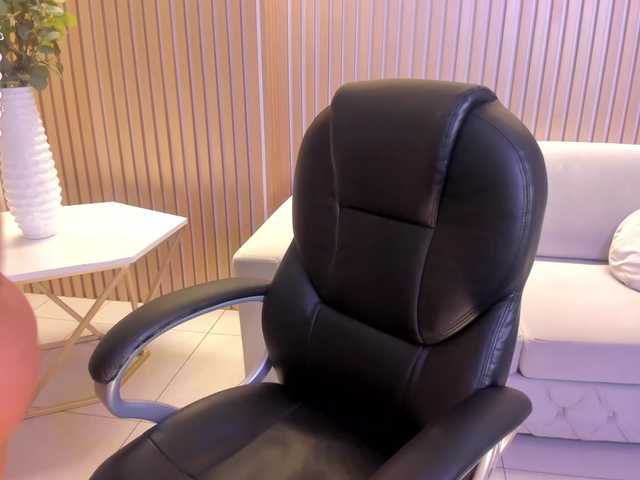 Live sex webcam photo for OliviaMartin1 #276877473