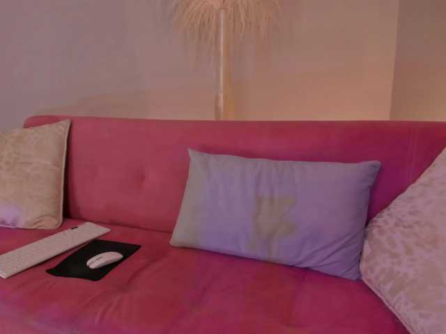 Live sex webcam photo for OliviaMartin1 #276996336