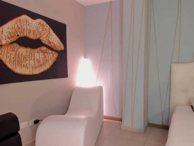 Live sex webcam photo for OliviaMartin1 #277038987