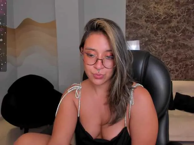 Live sex webcam photo for OliviaMartin1 #277911363