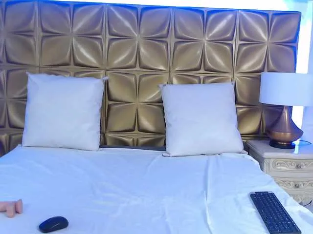 Live sex webcam photo for OliviaaMiller #273333432