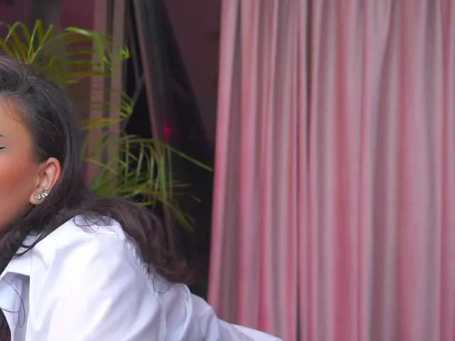 Live sex webcam photo for OnlyNicolle #290663539